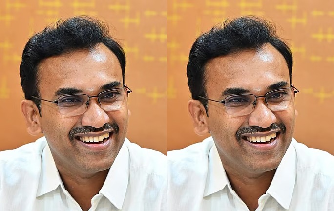  முன்​னாள் மாணவர்​களுக்கு இணை​யதளத்தை தொடங்கி வைத்​த சுகா​தா​ரத்​துறை அமைச்​சர் அருண்​ராஜ்!!