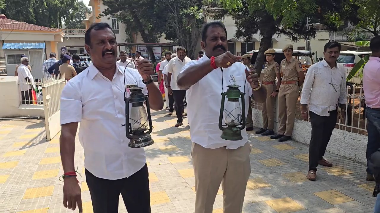 கோவையில் அரிகேன் விளக்குடன் அதிமுக கவுண்சிலர்கள் ஆர்ப்பாட்டம் பரபரப்பு.