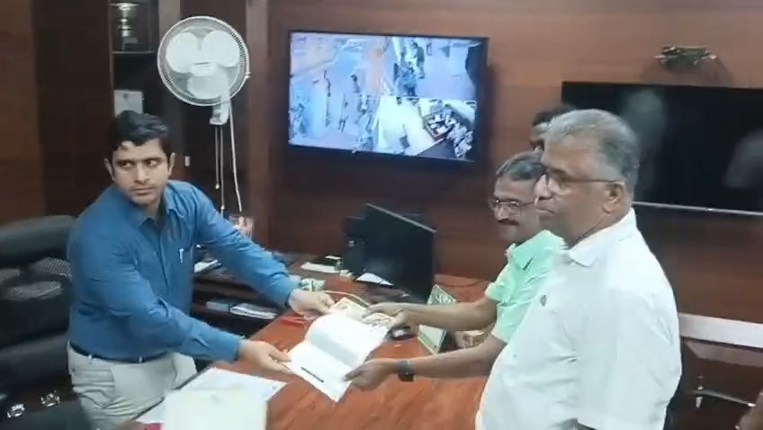 திமுக தீர்மானக்குழு மாநில செயலாளர் நா.கார்த்திக்  மனு