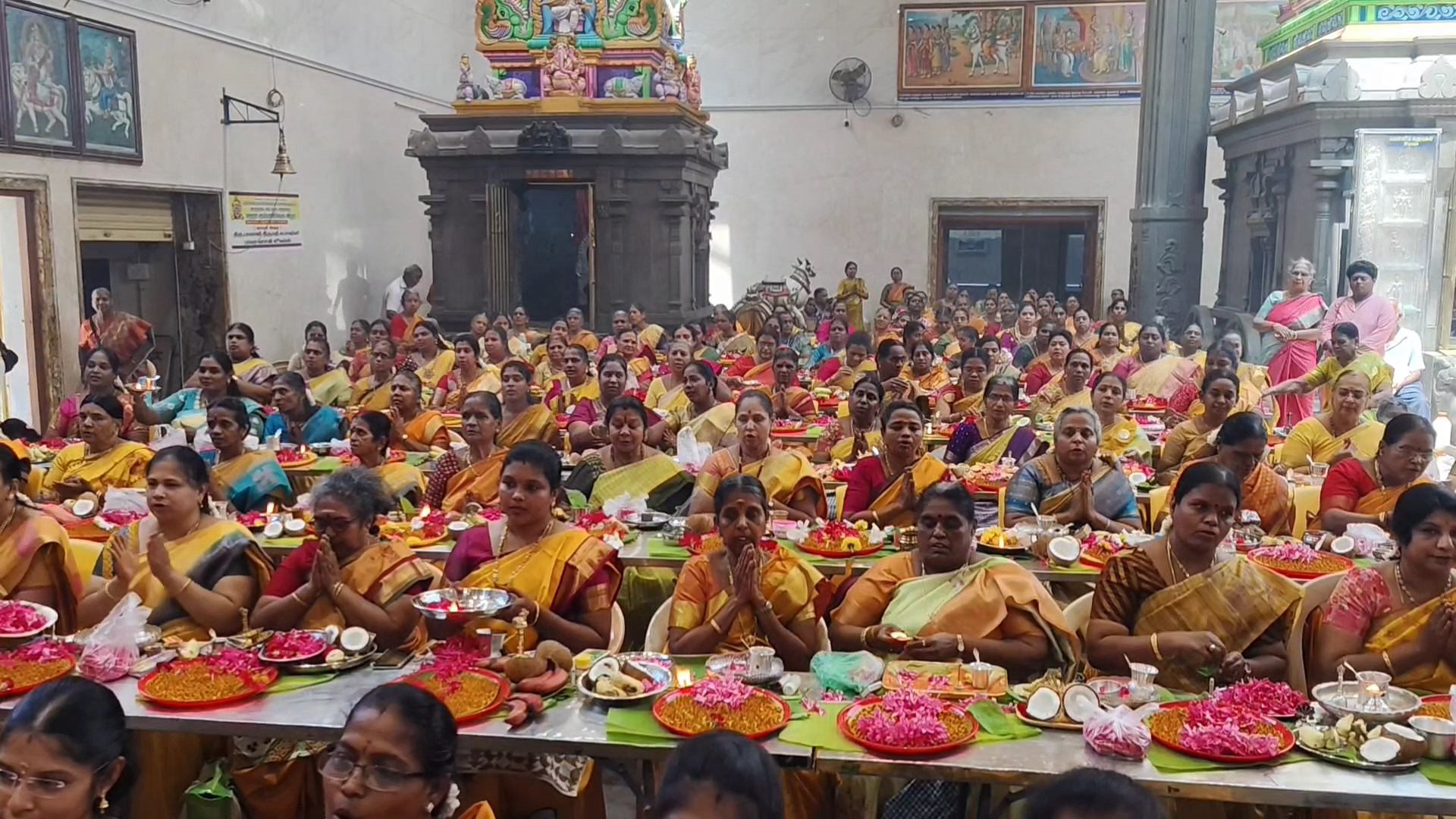 மஞ்சளில் ஒரு லட்சம் கௌரி அம்மன் சிலைகள் செய்து வழிபட்ட பெண்கள்..