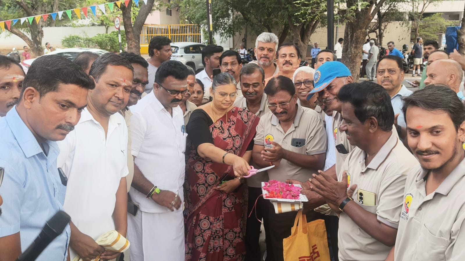 மரக்கன்றுகள் வழங்கி கொண்டாட்டம்..