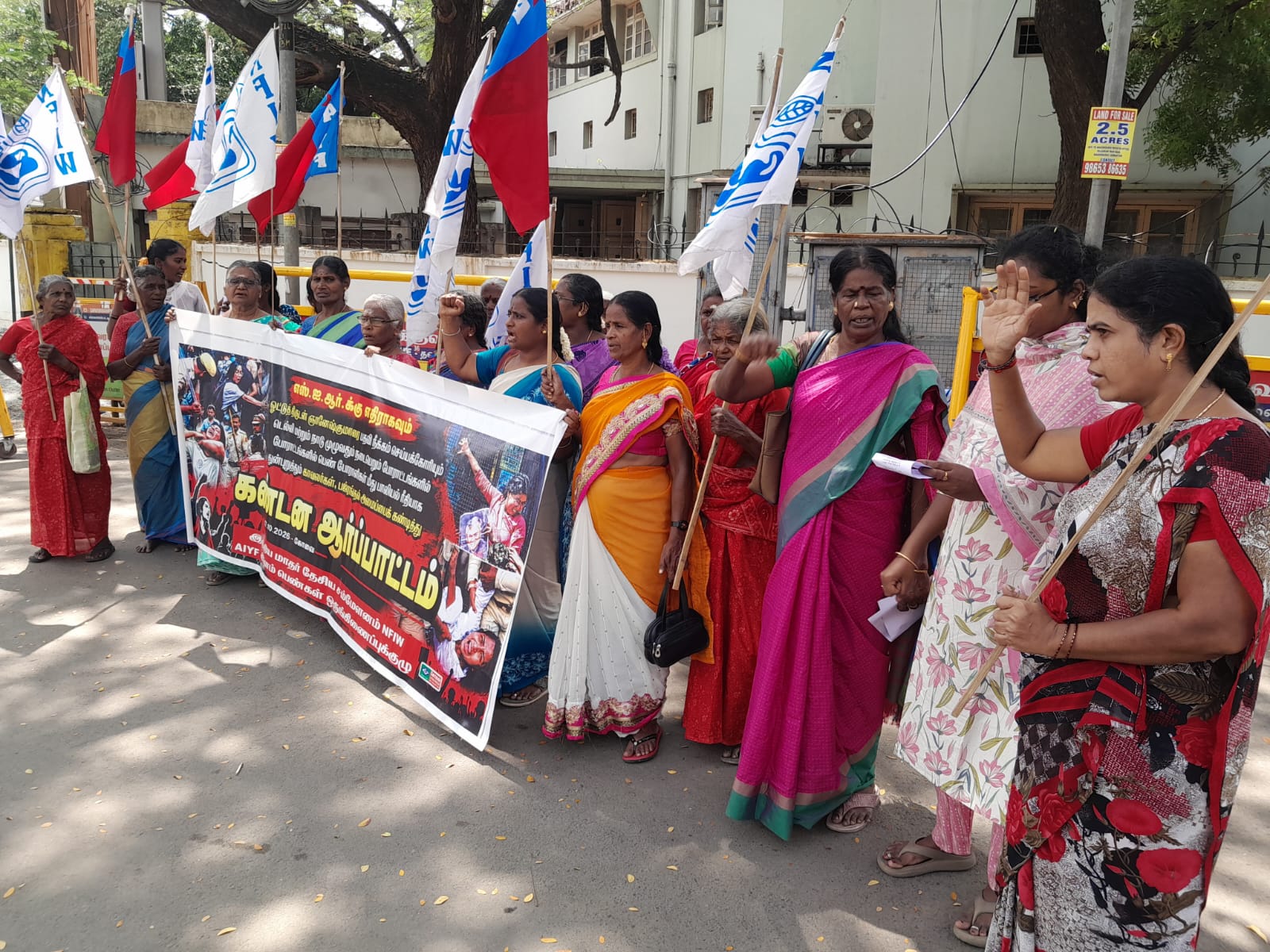டெல்லி மாணவர்கள் மீது போலீஸ் தாக்குதல் கோவையில் பெண்கள் கண்டன ஆர்ப்பாட்டம்.