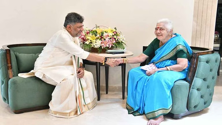 கர்நாடகாவின் புதிய முதல்வராக பதவியேற்பு விழாவிற்கு முன்னதாக தனது தாயாரிடம்&hellip;